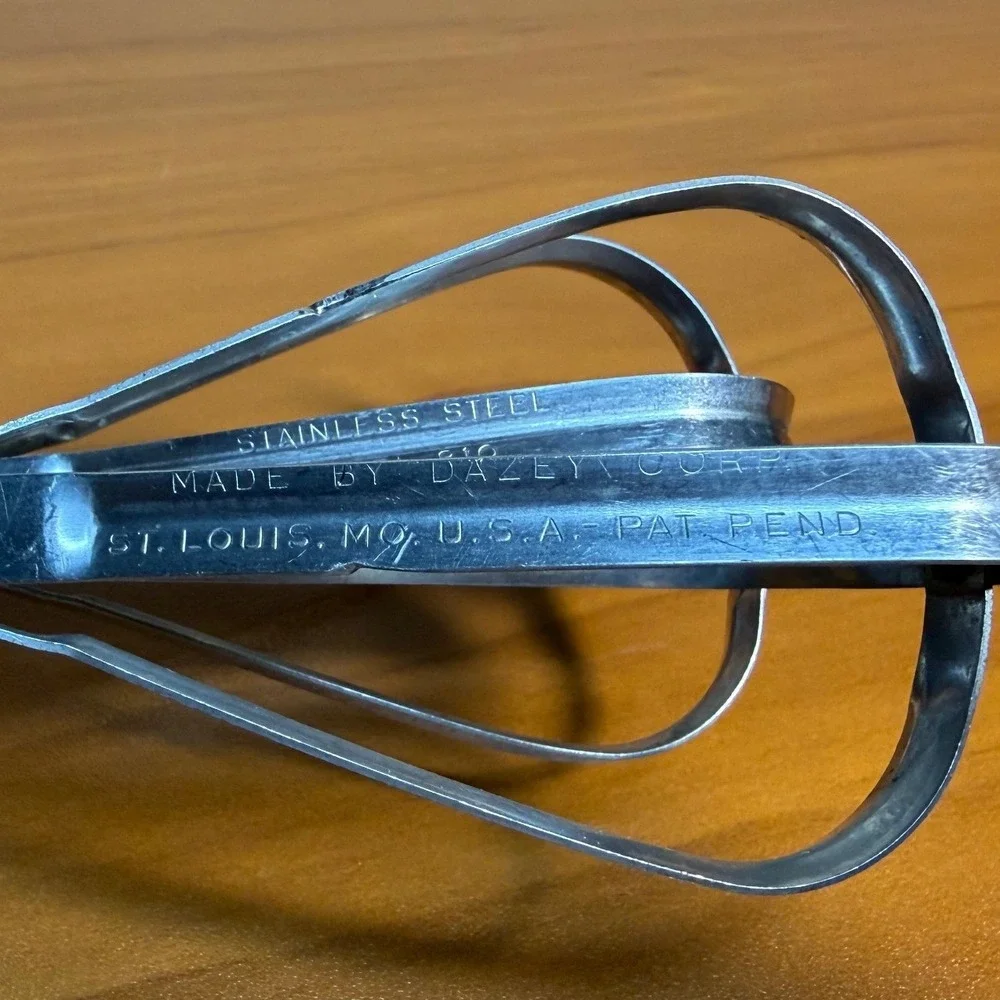 Vintage Dazey Model 810 Hand Crank Egg Beater Yellow Handle St Louis MO Stainles